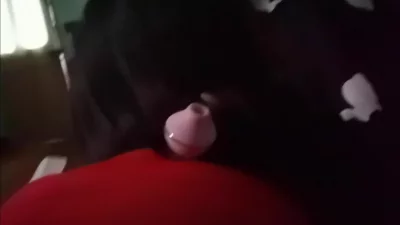 小娇妻手拿秒潮吃鸡